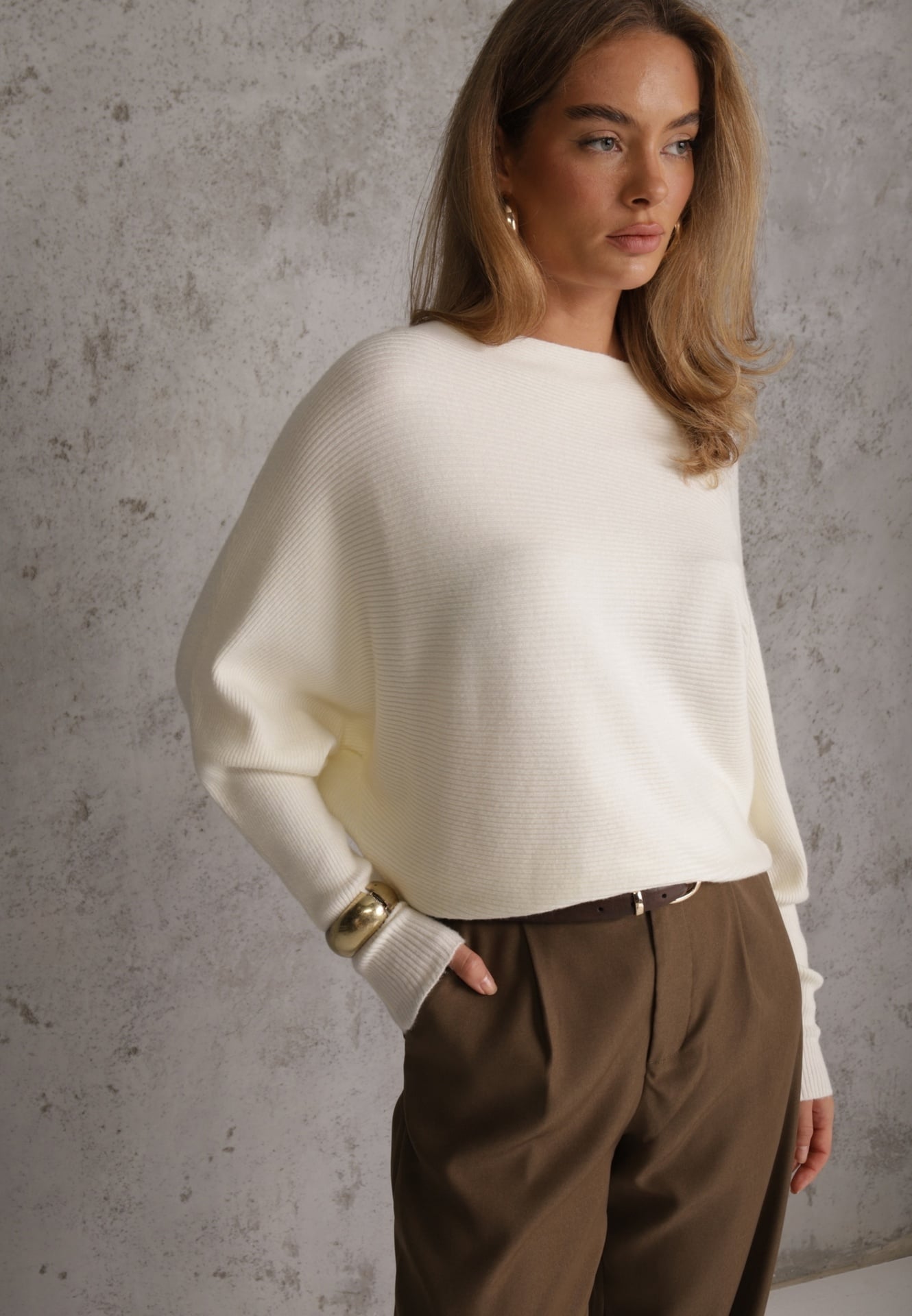 Jasnobeżowy Basic Sweter Nietoperz z Wiskozą Rosanel