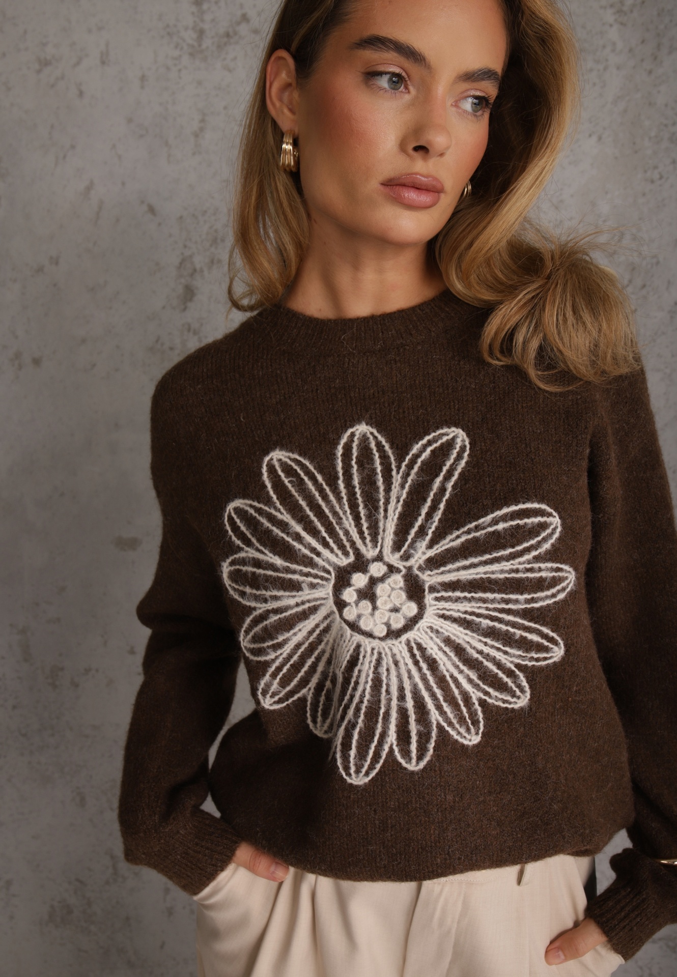 Brązowy Sweter z Wełną Bawełną i Kwiatowym Haftem Adetna