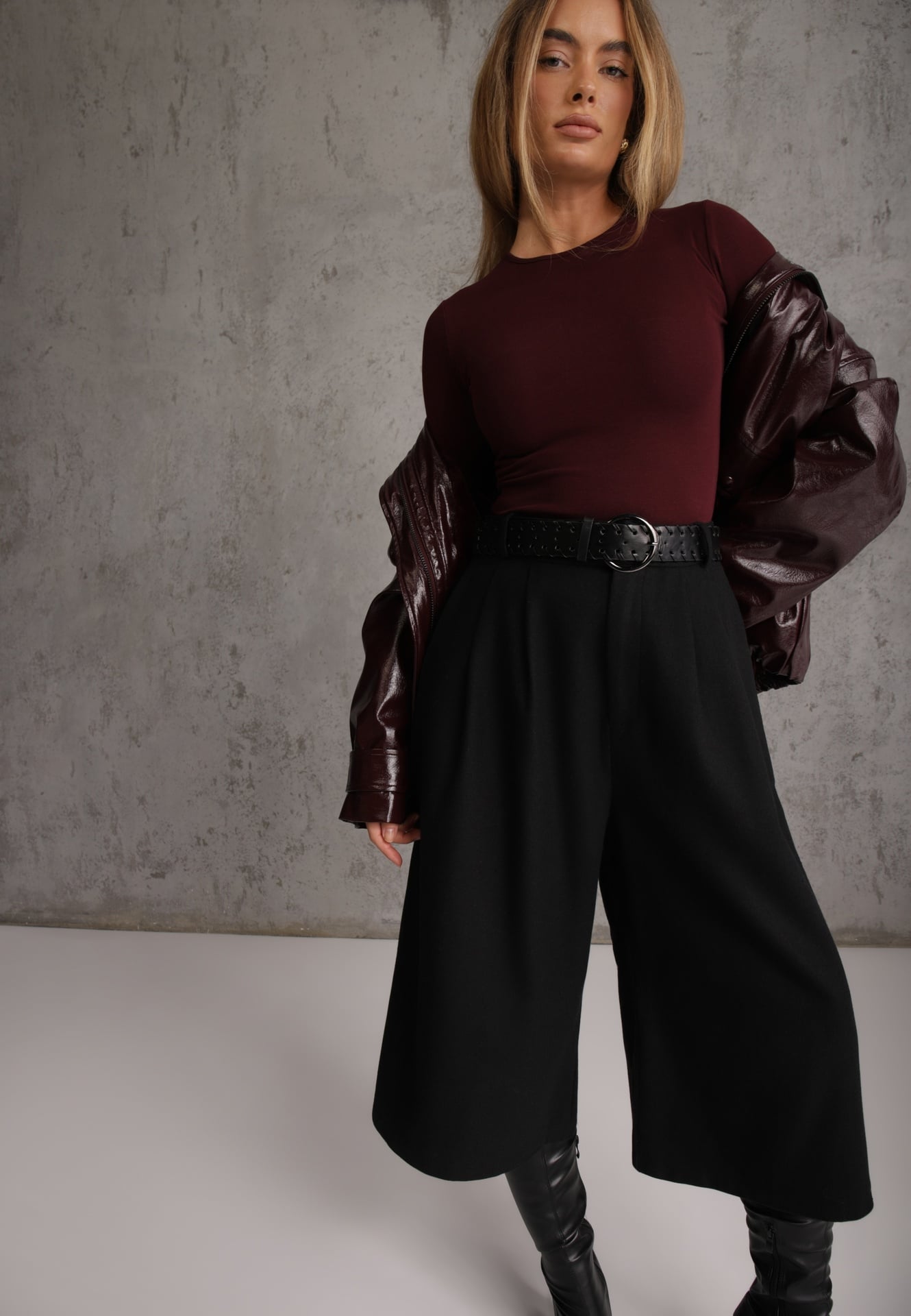 Czarne Wiskozowo-Bawełniane Spodnie Casual Culottes z Paskiem z Klamerką Jumorla