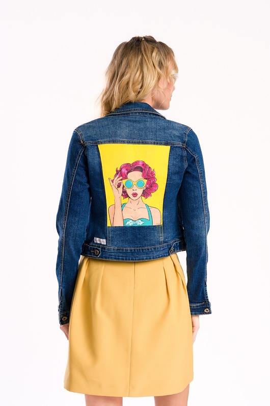 Kurtka jeansowa z ręcznie malowanym motywem Pop-Art Girl, upcykling