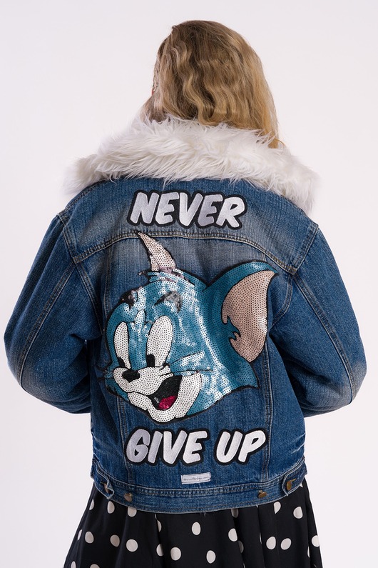Kurtka jeansowa NEVER GIVE UP, cekinowy kot, futrzany kolnierz