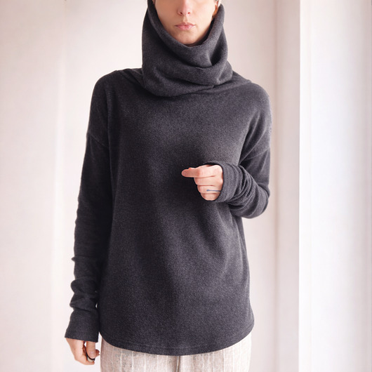 Wysoki golf czarny sweter