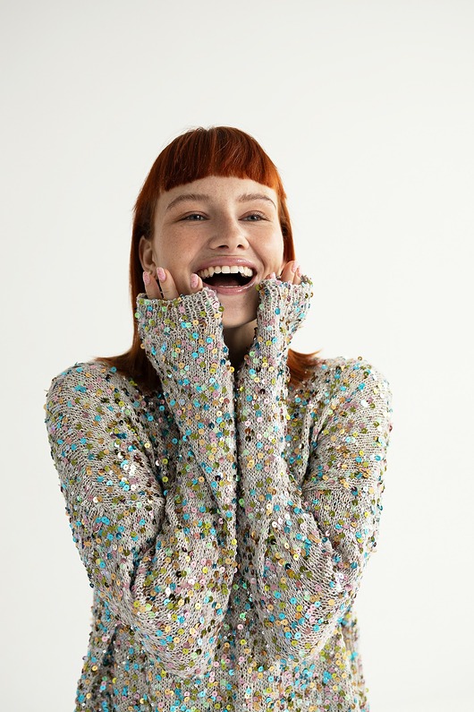Sweter z cekinami
