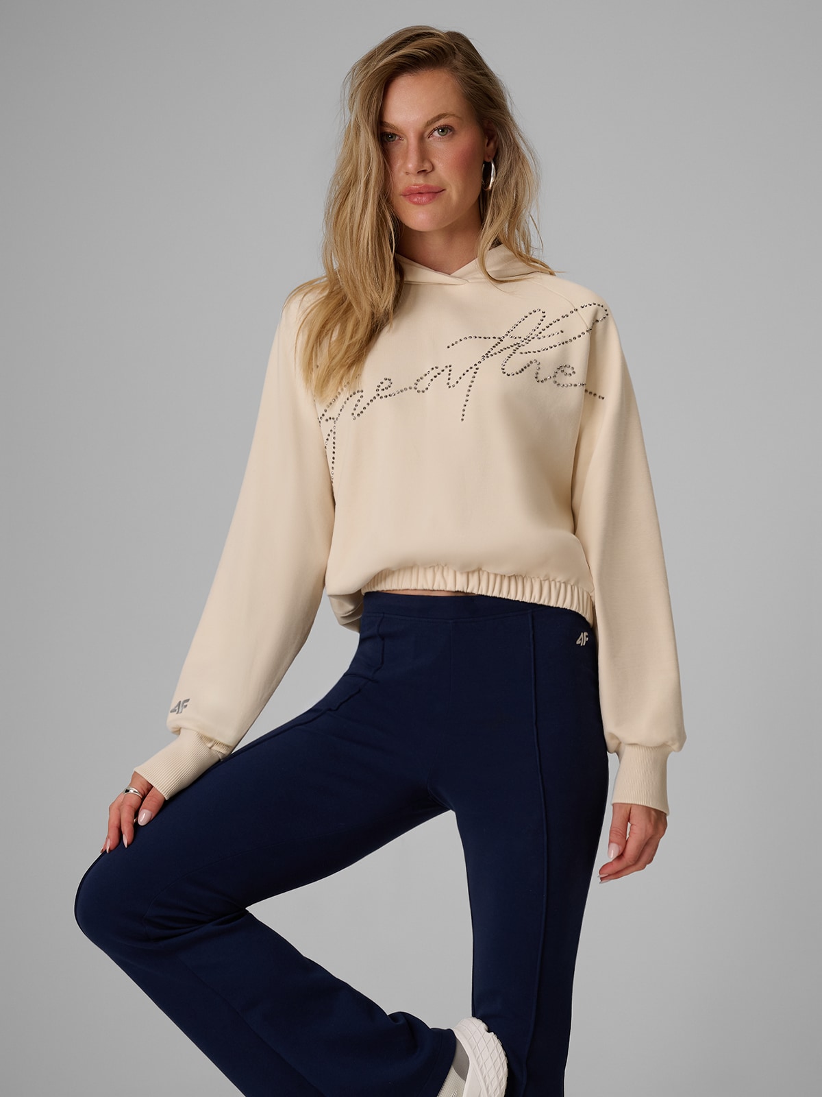 4F Bluza dresowa regular z kapturem damska - kremowa XL