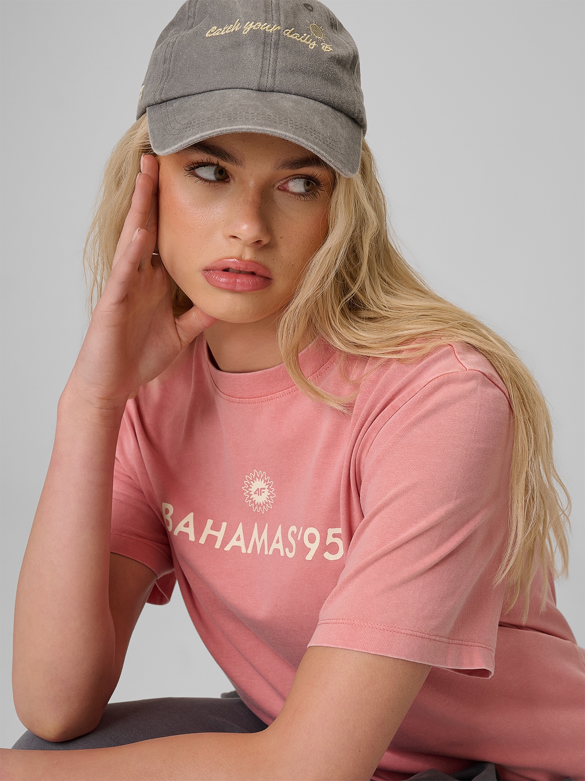 4F Czapka z daszkiem strapback damska - szara S/M (58cm)