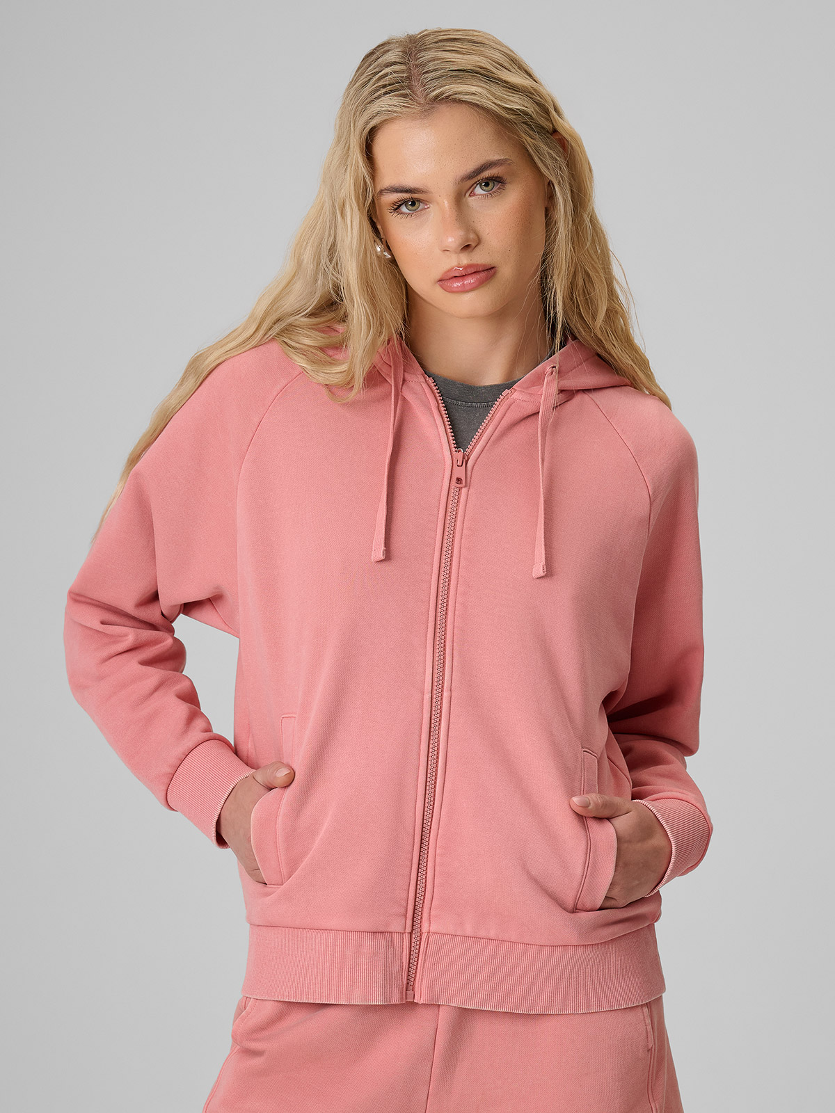 4F Bluza dresowa relaxed z kapturem damska - łososiowa XS
