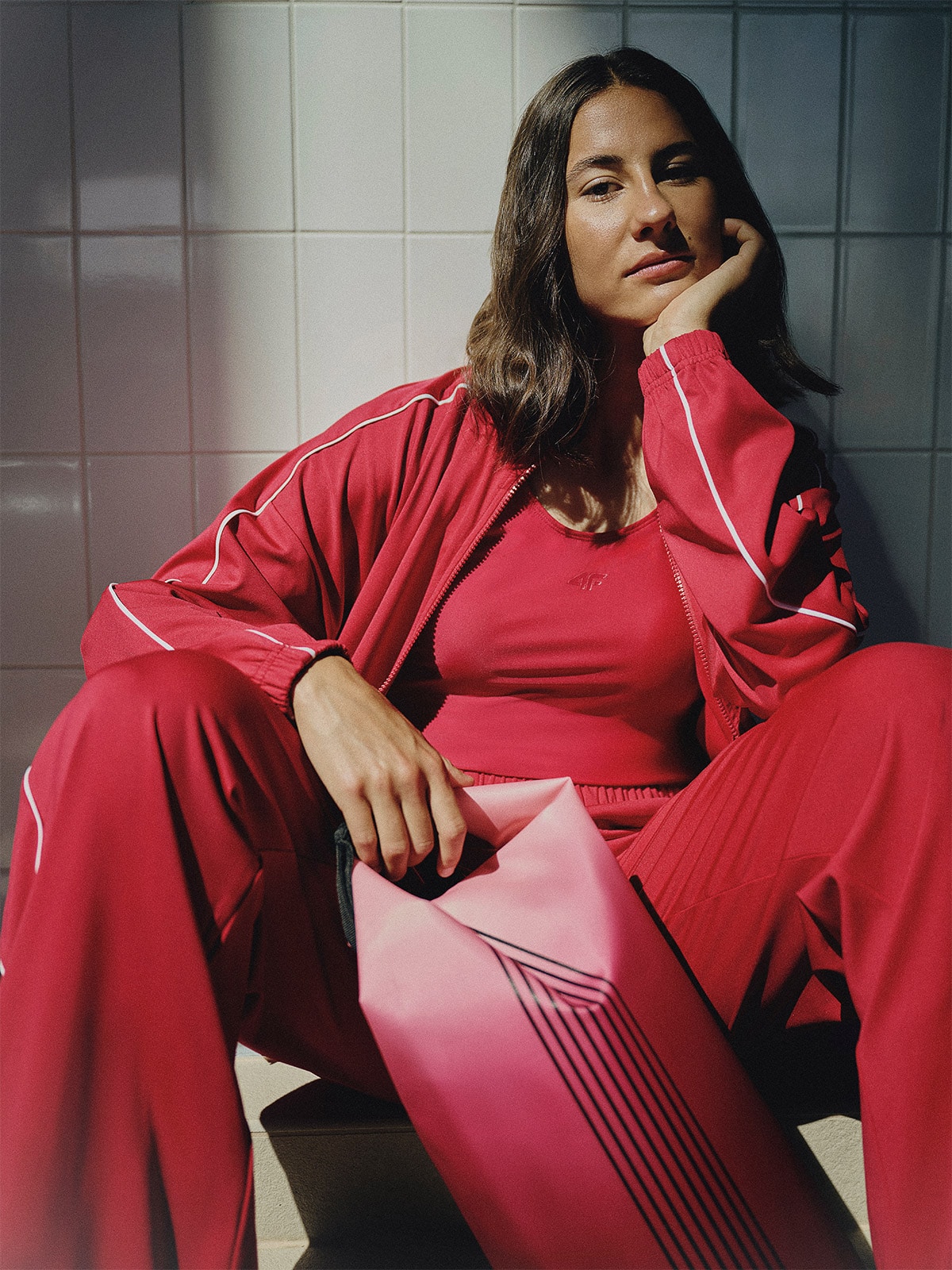 4F Bluza loose bez kaptura szybkoschnąca damska - czerwona XS