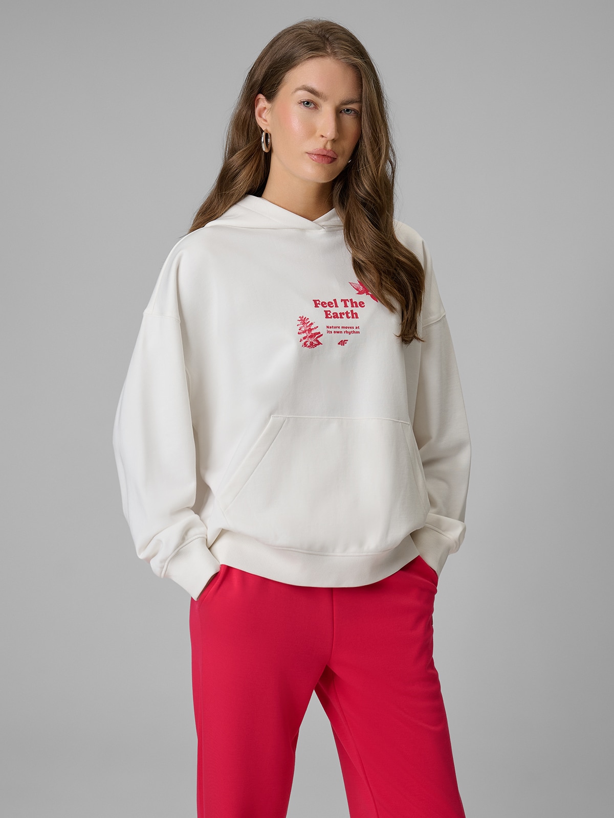 4F Bluza dresowa loose z kapturem damska - biała XL