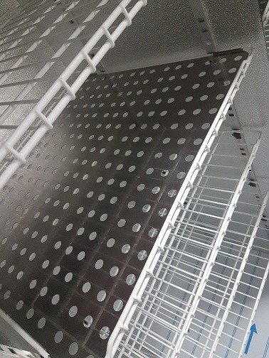 Nakładka perforowana, nierdzewna, szlifowana na półkę do szaf 625 / 725 / 825 RAPA