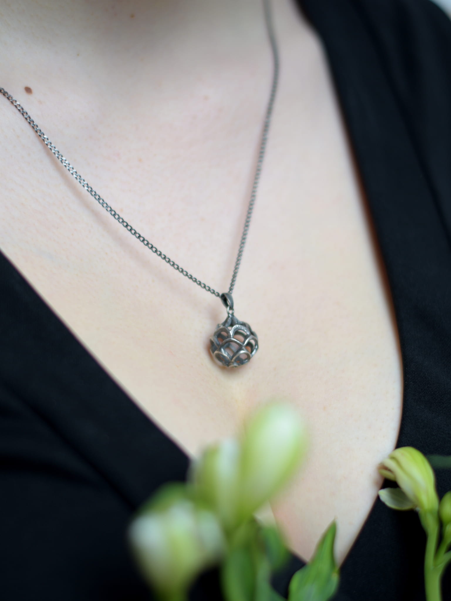 Wisiorek srebrny oksydowany - Ażurowa kula