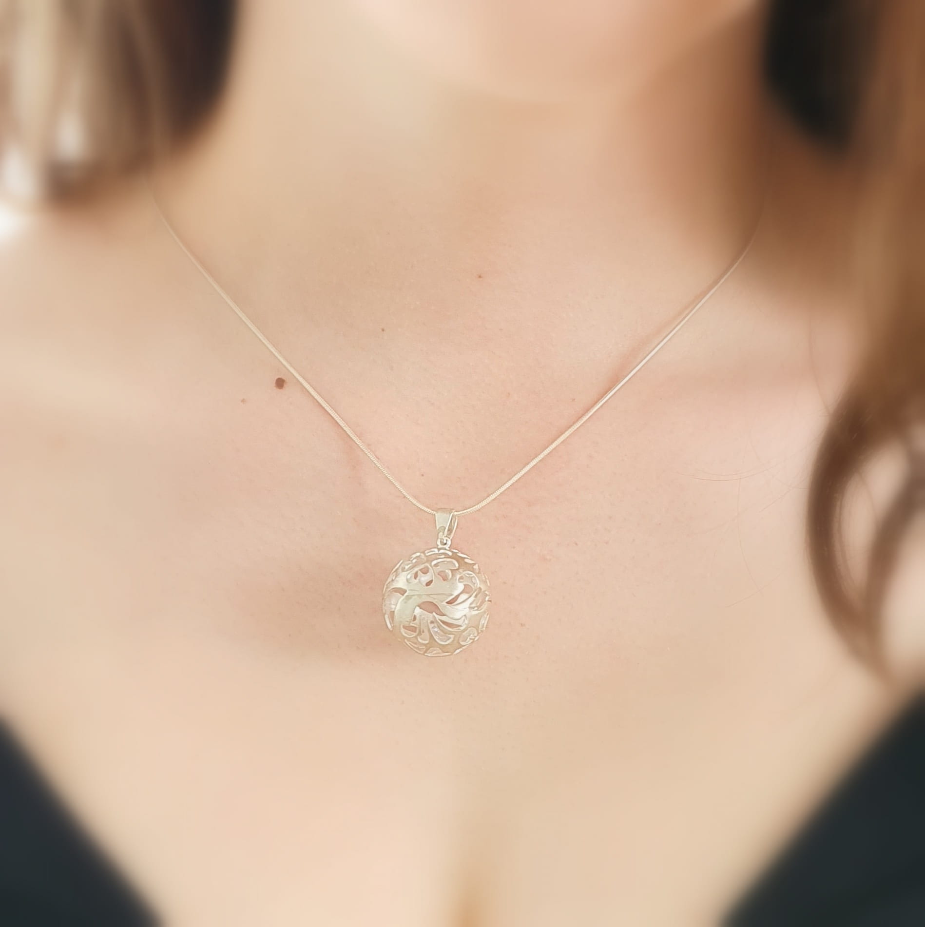 Zawieszka srebrna- Ażurowa kula satynowa