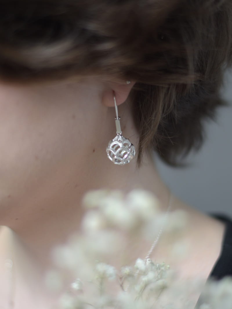Ażurowe kule białe - kolczyki srebrne