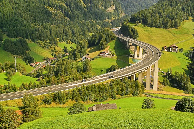 Miejsce 8. Austria<br><br>
Austria zajęła siódme miejsce kategorii jakości dróg oraz jakości dostaw energii elektrycznej.<br>
(na zdjęciu: Brennerautobahn, Austria)