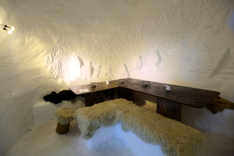 Bar w luksusowym hotelu iglo Iglu-Dorf GmbH na górze Parsenn. Forum Ekonomiczne w Davos 2015, 20.01.2015, Szwajcaria.