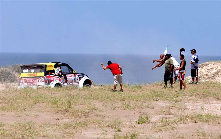 Kierowcy jadący w Rajdzie Dakar na wyposażeniu mają specjalny nadajnik ratunkowy