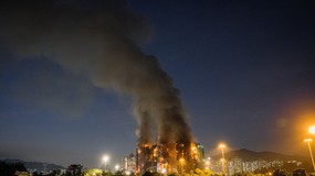 Tragiczny pożar w Hongkongu. Co najmniej 13 ofiar, ludzie uwięzieni w płonących wieżowcach