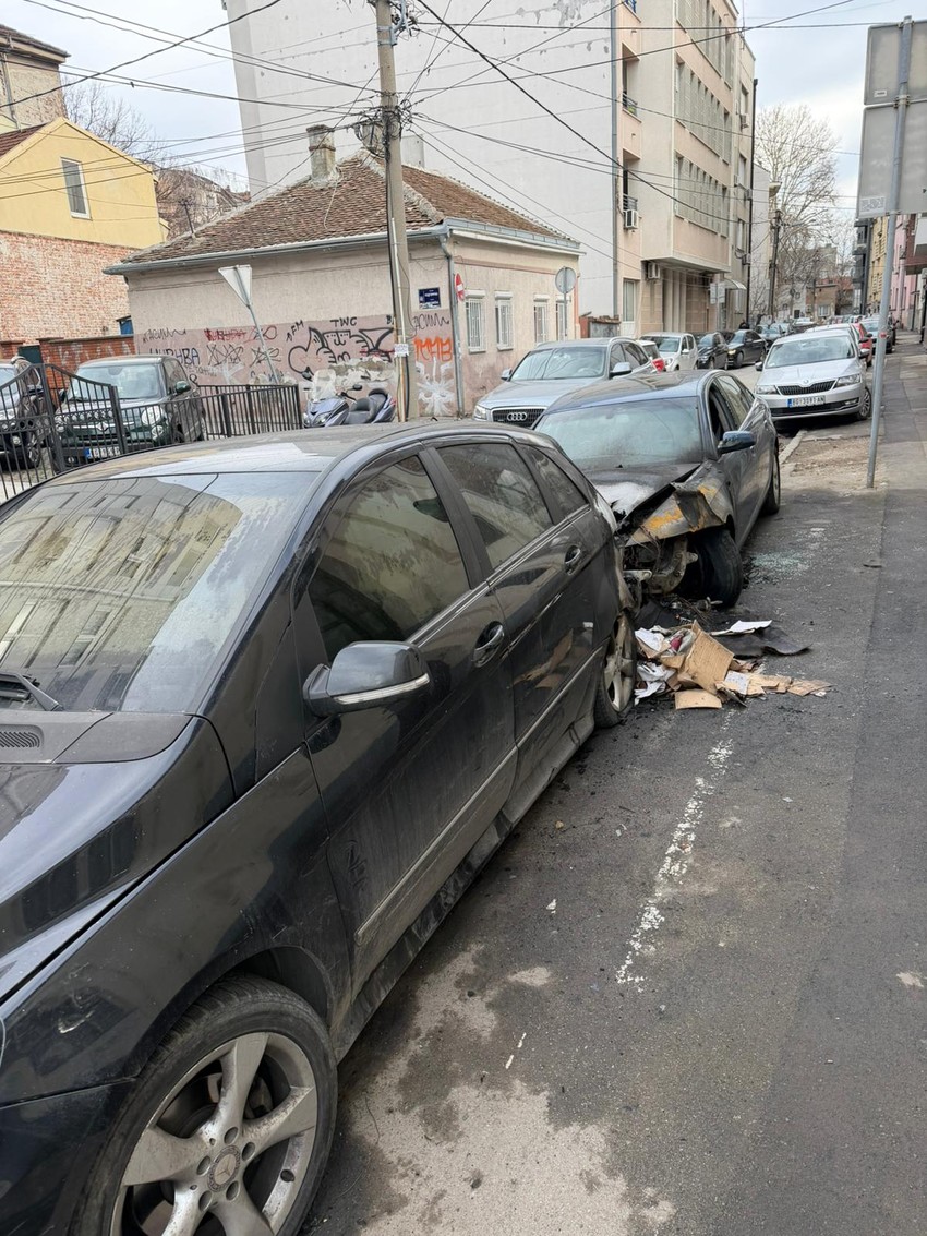 Zapaljen automobil na Vračaru