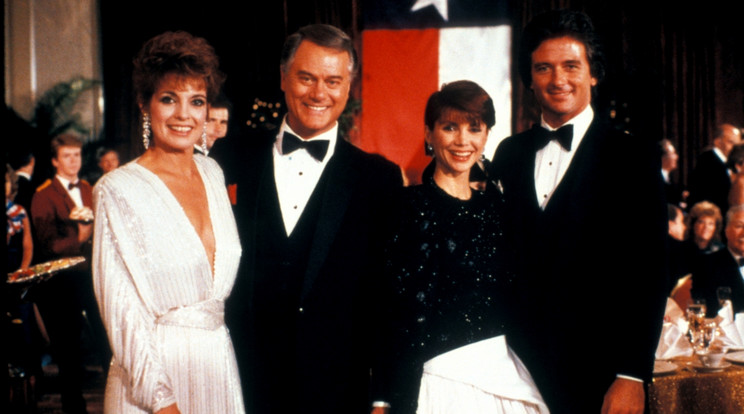 Linda Gray (Samantha Ewing), Larry Hagman (Jockey Ewing), Victoria Principal (Pamela Ewing)és Patrick Duffy (Bobby Ewing) 1978-ban, a sorozat premierjén