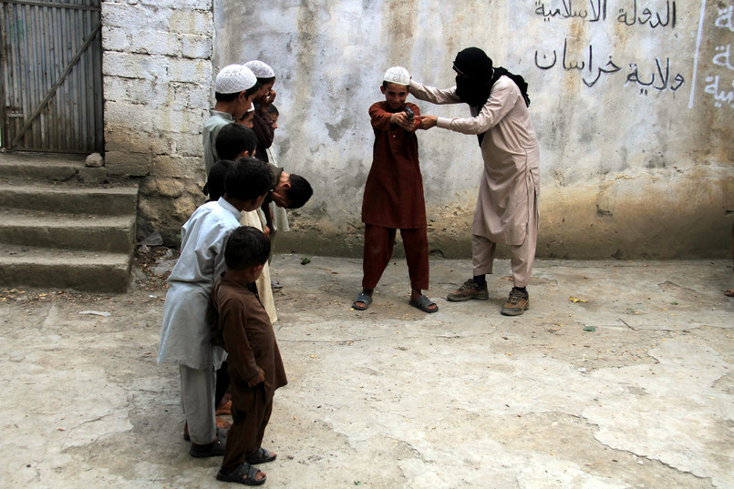 Państwo Islamskie zdobyło Mosul, drugie co do wielkości miasto w Iraku ponad rok temu. Od tego czasu zasięg kontrolowanego przez dżihadystów obszaru nie uległ większym zmianom. To pokazuje, że sprzyjające istnieniu i sukcesom organizacji Abu Bakra al-Baghdadiego okoliczności nie zostały usunięte. Sunnickim państwom w regionie, w tym Turcji i Arabii Saudyjskiej wciąż jest na rękę, że dżihadyści osłabiają reżim prezydenta Syrii Baszara al-Asada, sojusznika szyickiego Iranu. W Iraku z kolei, pomimo zmiany premiera, wciąż nie doszło do wyraźnego wyciągnięcia ręki przez władze w Bagdadzie w kierunku tamtejszych sunnitów. Warto zwrócić uwagę, że tereny kontrolowane przez Państwo Islamskie pokrywają się z terenami zamieszkiwanymi przez wyznających tą odmianę islamu. Tam bojownicy cieszą się wsparciem części lokalnej ludności. Kiedy zaś żołnierze Państwa Islamskiego wkraczali na ziemie zamieszkane przez Kurdów lub szyitów, to po pewnym czasie byli odpychani. Odwrotny proces jest jednym z czynników, dla których utknęła ofensywa irackiej armii na Państwo Islamskie. Dlatego bez przeciągnięcia na swoją stronę sunnitów pokonanie dżihadystów może być bardzo trudne. Taką lekcję zresztą odrobili już Amerykanie podczas zmagania się z iracką wojną domową w latach 2006-2008. Sytuacji nie zmienia również rozpoczęcie przez Turcję nalotów w ramach koalicji przeciw Państwu Islamskiemu. Ankara połączyła bowiem walkę z dżihadem z walką ze swoim wrogiem wewnętrznym, czyli Kurdami. Trudno powiedzieć, jak może wpłynąć to na losy konfliktu.