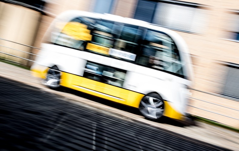 Obie osie są sterowane, w tym jedna napędzana silnikami elektrycznymi. Bateria ma pojemność 33 kilowatogodzin umożliwia pracę autobusu do dziewięciu godzin. Maksymalna prędkość to 45 km na godzinę.