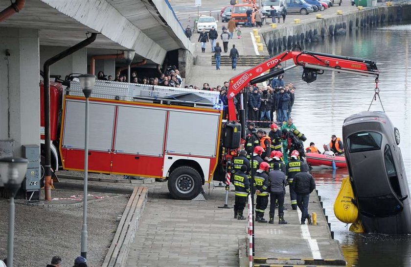 Tragedia w Szczecinie. Samochód wpadł do Odry. ZDJĘCIA