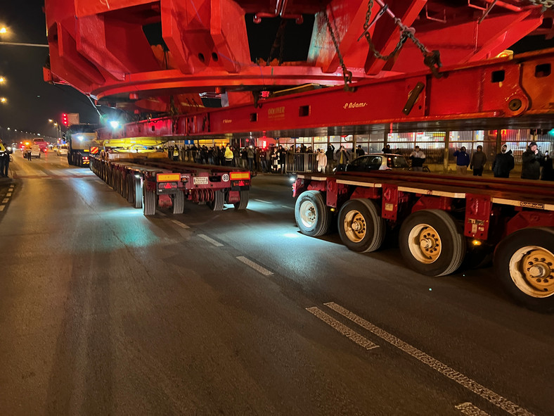 Transport gigantycznej maszyny TBM w Warszawie