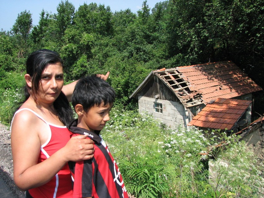 Spasenija Prvulović pokazuje kuću u na koju je pao „sitroen“