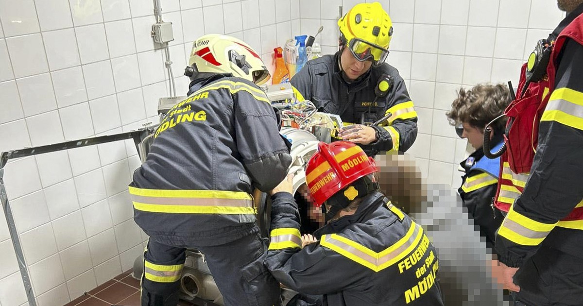 Kilkunastu strażaków ratowało dziecko, które utknęło w suszarce. "Stan się pogarszał"