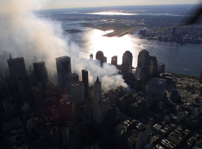 Dym unosi się nad wieżami World Trade Center w Nowym Jorku, zniszczonymi po atakach terrorystycznych z 11 września 2001