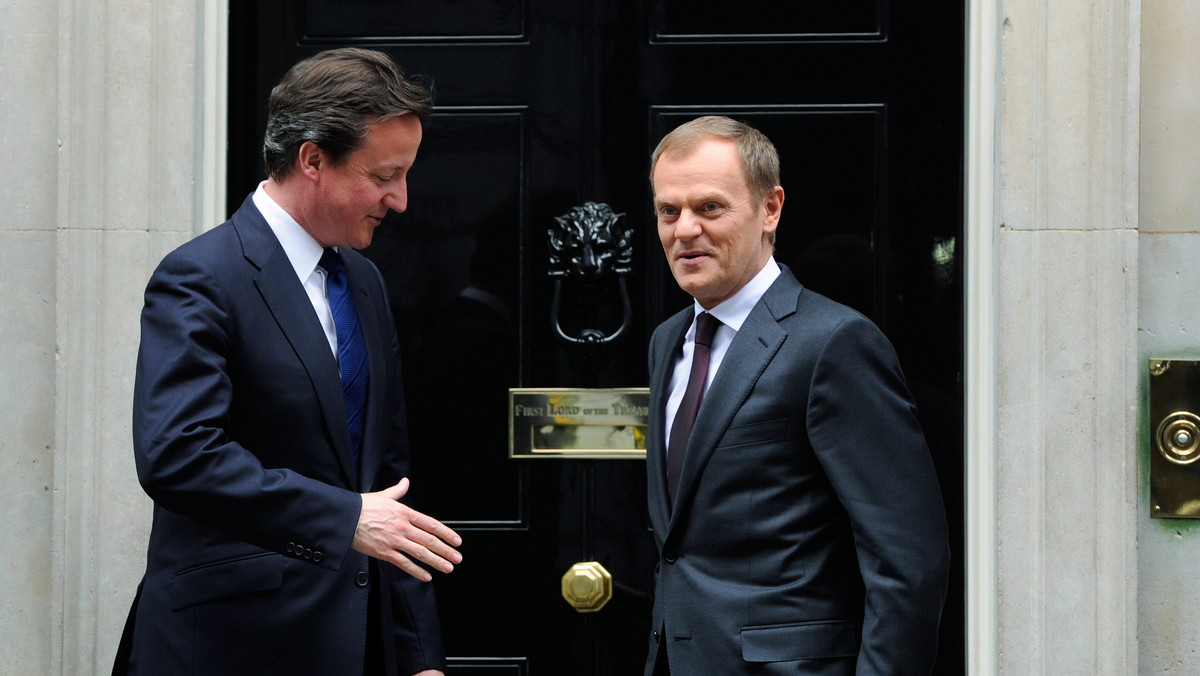 Premier Donald Tusk przebywa z jednodniową wizytą w Wielkiej Brytanii, gdzie spotkał się premierem Davidem Cameronem. To pierwsze takie spotkanie obu liderów. - Mamy z Cameronem dosyć podobne poglądy na świat. (...) Widać, że będziemy stanowili solidny tandem - mówił polski premier po spotkaniu.