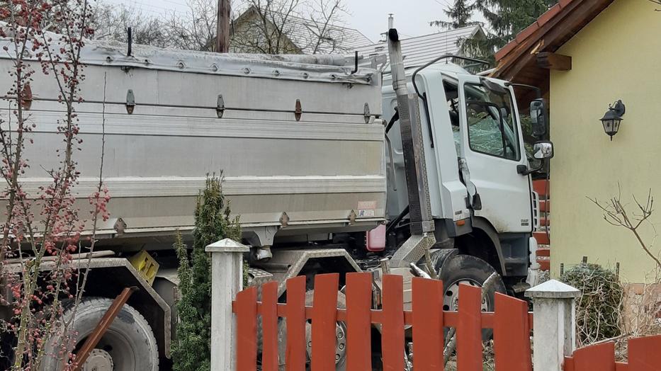 Nagykovácsinál családi ház kertjébe hajtott egy teherautó / Fotó: Blikk