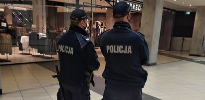 Przyszedł do centrum handlowego bez maseczki. Nie słuchał policjantów. Ci rzucili go na ziemię [WIDEO]