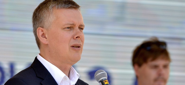 Siemoniak drwi z Macierewicza: Największy lustrator III RP ma przez wiele lat wokół siebie agenta SB