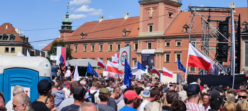 Marsz 4 czerwca: Czoło marszu dotarło na plac Zamkowy