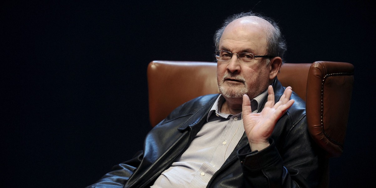 Salman Rushdie (75 l.) mocno ucierpiał w sierpniowym ataku nożownika. Ma szczęśćie, że żyje