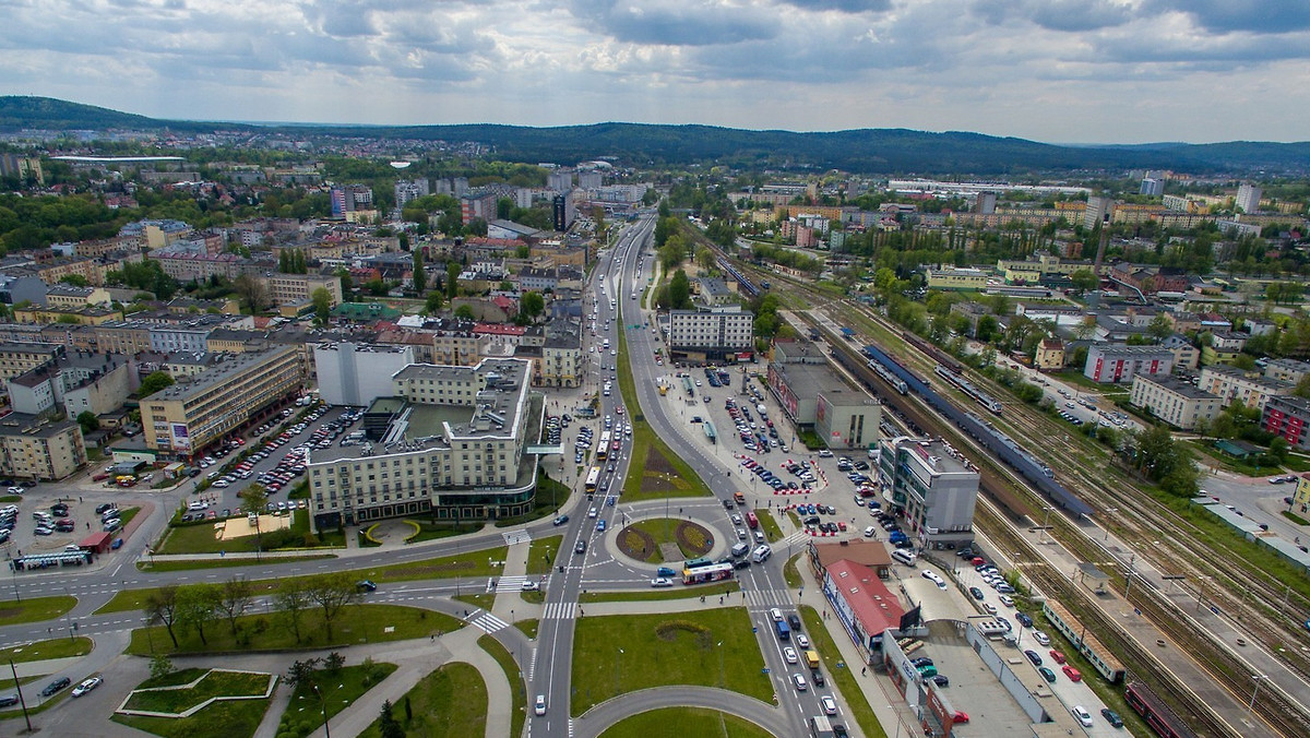 Do 2023 roku dworzec PKP w Kielcach ma zostać przebudowany. Tak przynajmniej wynika z informacji, jakie płyną z Ministerstwa Infrastruktury i Budownictwa. Kielecki dworzec znalazł się na liście blisko 200 obiektów przewidzianych przez ten resort do modernizacji.