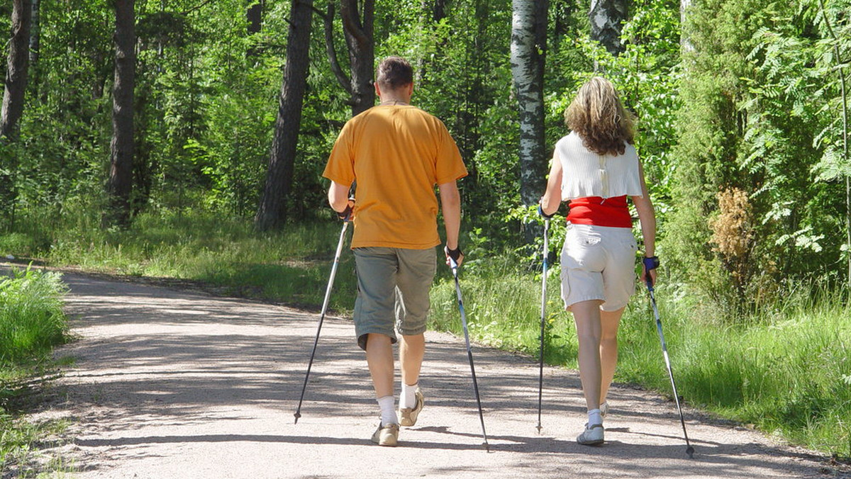 Regularne umiarkowane ćwiczenia, jak np. szybki marsz, zwiększają skuteczność w leczeniu nowotworów, a także zapobiegają niektórym skutkom ubocznym terapii. Do takich wniosków doszli naukowcy z Kansas State University (USA). Jak uczeni tłumaczą ten mechanizm?