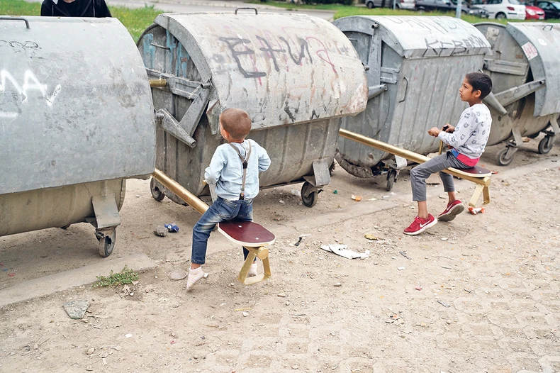U poslednje vreme, crtanje i slikanje sve više zamenjuju skulpture i instalacije
