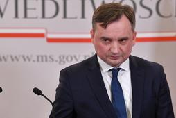 Warszawa, 23.12.2021. Minister sprawiedliwości, prokurator generalny Zbigniew Ziobro podczas konferencji prasowej w siedzibie resortu w Warszawie, 23 bm. Tematem spotkania był wniosek do Trybunału Konstytucyjnego w sprawie tzw. mechanizmu warunkowości. (rp/awol) PAP/Radek Pietruszka