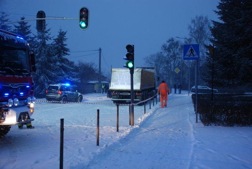 8-latka zginęła pod kołami ciężarówki na przejściu dla pieszych. Kierowca usłyszał zarzuty