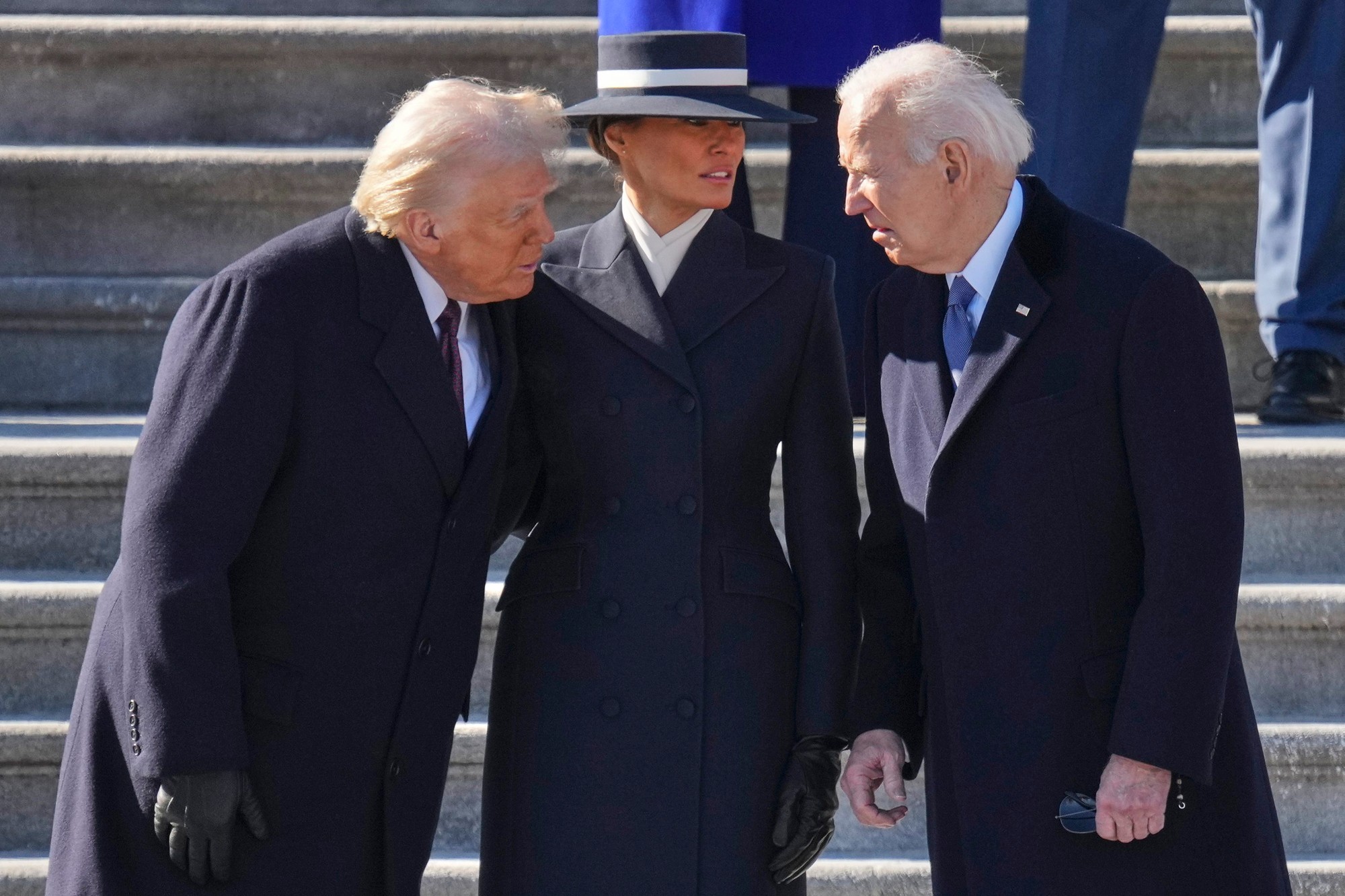 Bývalý prezident USA Joe Biden, Melanie Trump s manželom a novým prezidentom Donaldom Trumpom. 