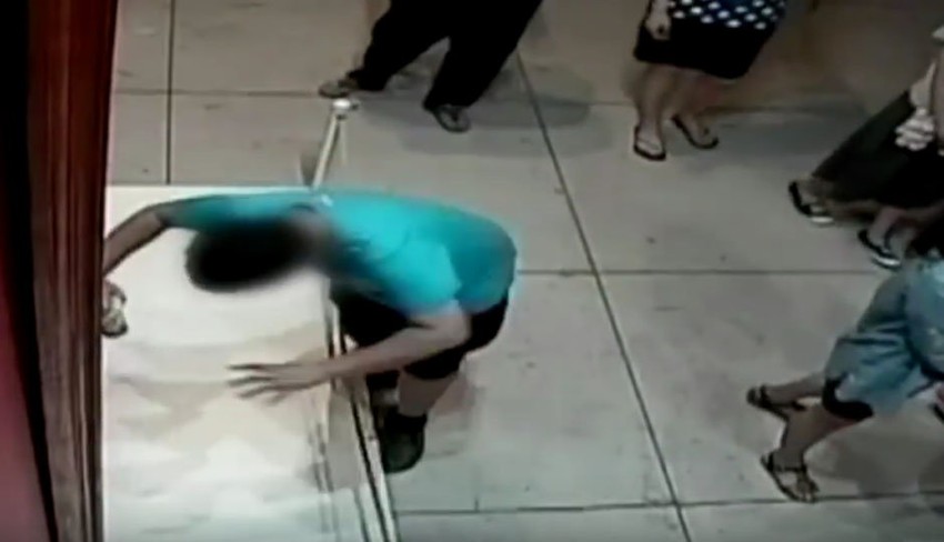 Trenutak kada posetilac pada na sliku