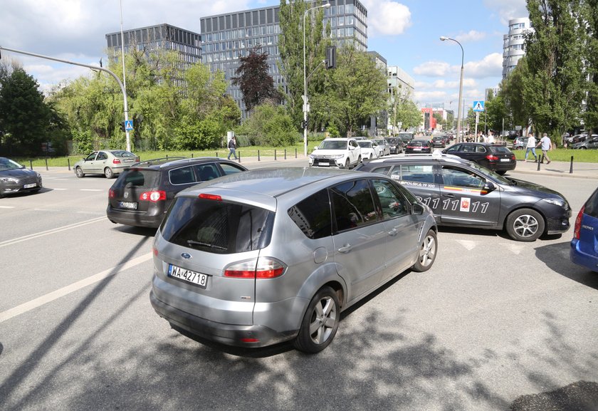 Zróbcie porządek na skrzyżowaniu Domaniewskiej z Postępu