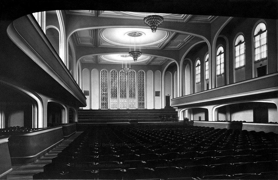 Zniszczony w czasie wojny Wrocławski Dom Koncertowy zdumiewał natchnioną harmonią kompozycji największej w mieście sali koncertowej