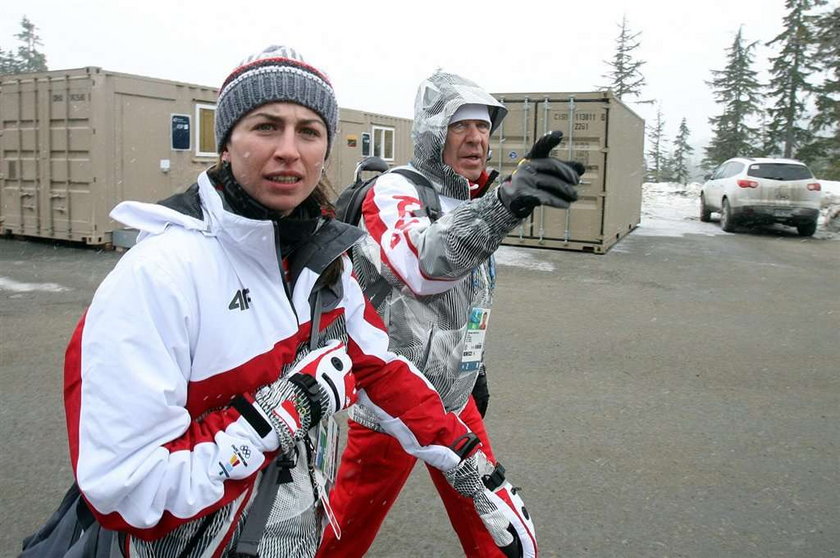 Serwismeni Justyny Kowalczyk szykują jej narty na biego po złoto