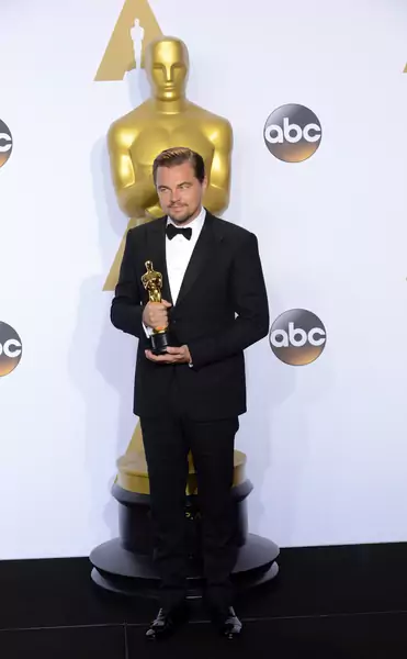 Leonardo DiCaprio pozujący ze statuetką Oscara / Getty Images / Albert L. Ortega / Contributor