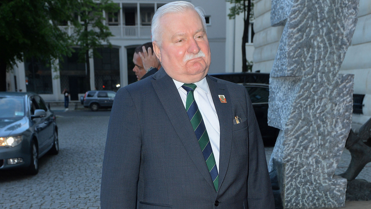 Lech Wałęsa pokazał na Facebooku zdjęcia rany po operacji serca