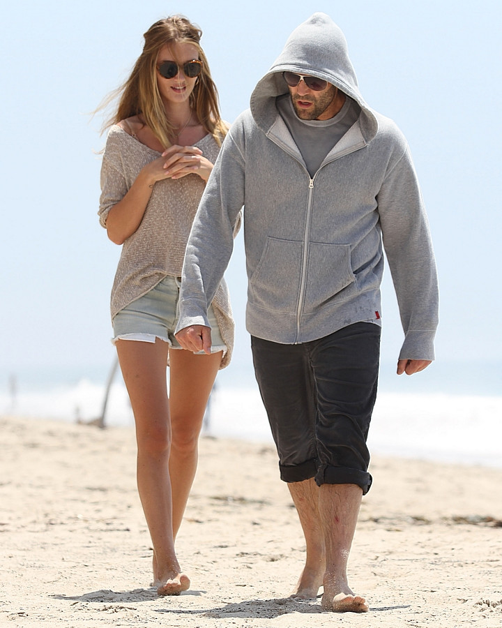 Rosie Huntington Whiteley i Jason Statham na plaży