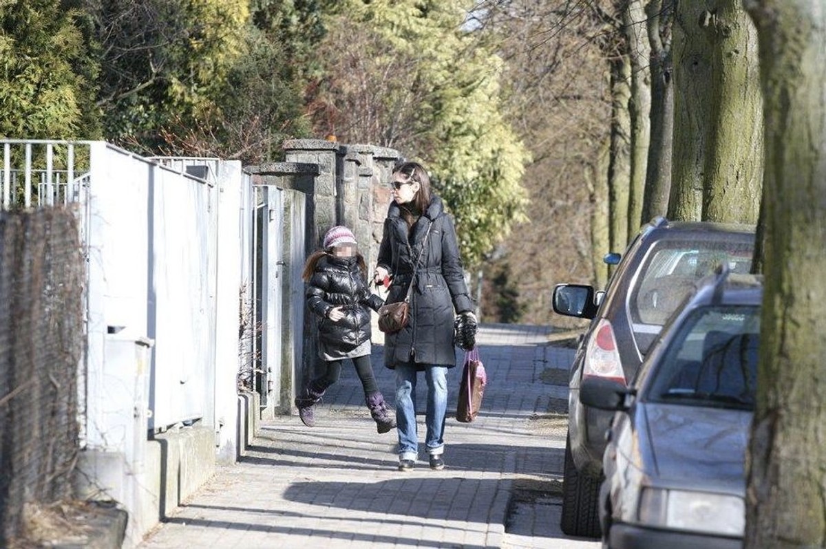 Córka Marty Kaczyńskiej uczy się grać na fortepianie