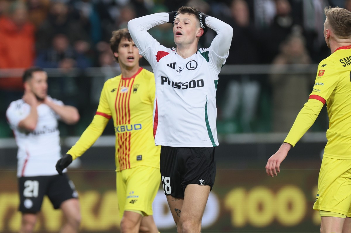 Zawodnik Legii Warszawa Ryoya Marc Gual (C) podczas meczu 19. kolejki piłkarskiej Ekstraklasy z Koroną Kielce